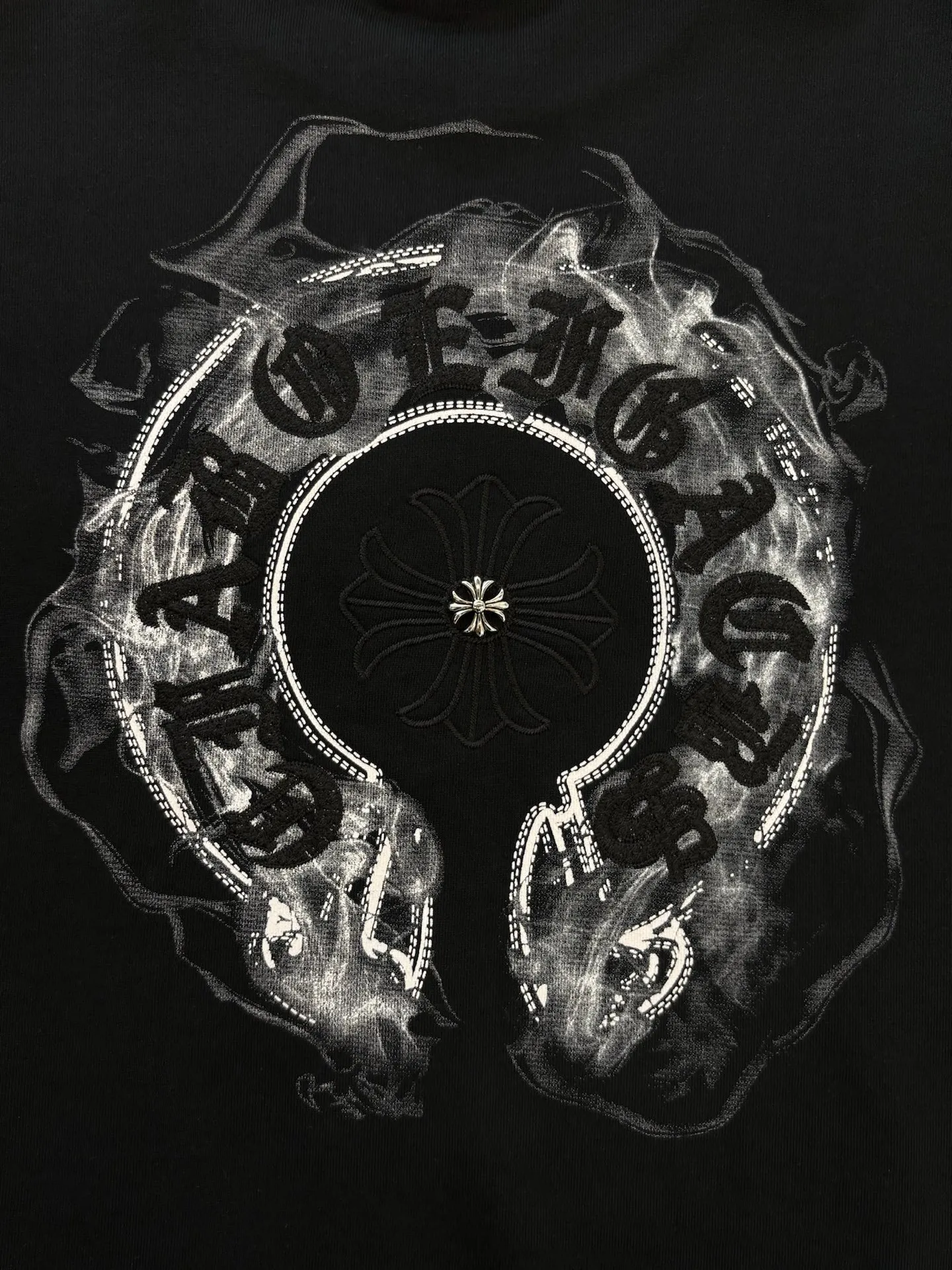 P250 [High Quality] Chrome Hearts Embroidered Horseshoe Rivets🪡+Watermark Letters‼ ️Round neck sweatshirt *Customized 420g terry cotton fabric, soft, skin-friendly and comfortable *Embroidery process: front horseshoe print + rivet embroidery *A very simple and elegant classic continuation. It is unparalleled in terms of upper body comfort, interpreting your luxury and taste, and creating your fashion style and charm. Three complete standards. Same style for men and women. 𝐂𝐎𝐋𝐎𝐔𝐑: Black/White 𝐒𝐈𝐙𝐄: S-XL